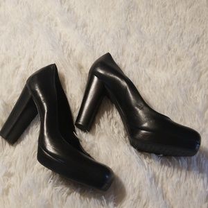 Gianni Bini Gorgeous Black Leather platform pumps